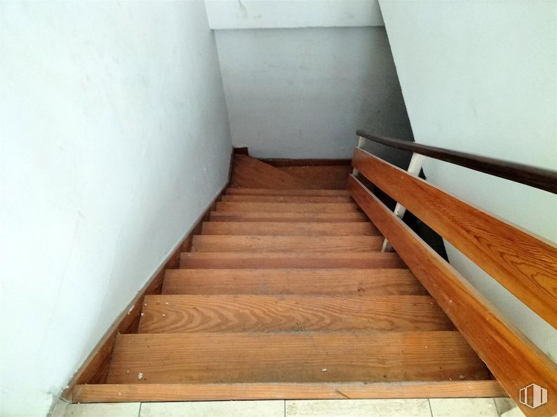 Local en alquiler en Calle Divino Vallés, 12, Arganzuela, Madrid, 28045 con escaleras, madera, suelos, suelo, marrón, tinte para madera, madera dura, pasamanos, contrachapado y material de construcción alrededor