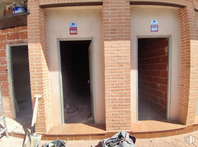 Local en venta en Calle Capitán Miranda, Miguel Esteban, Toledo, 45830 con zapato, propiedad, albañilería, ladrillo, accesorio, edificio, material de construcción, madera, pared y puerta alrededor