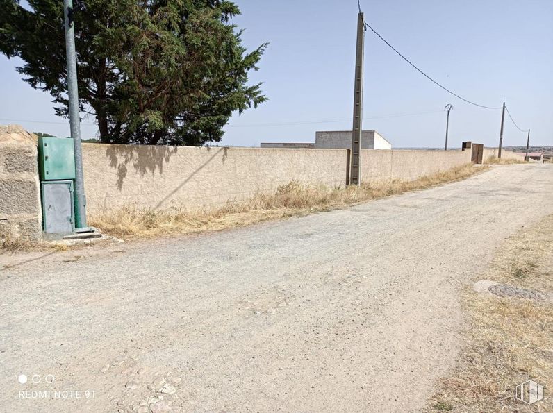 Land for sale at Calle Iglesia, Aldeanueva de Santa Cruz, Ávila, 05197 with sky, plant, road surface, asphalt, tree, land lot, plain, landscape, grass and thoroughfare around