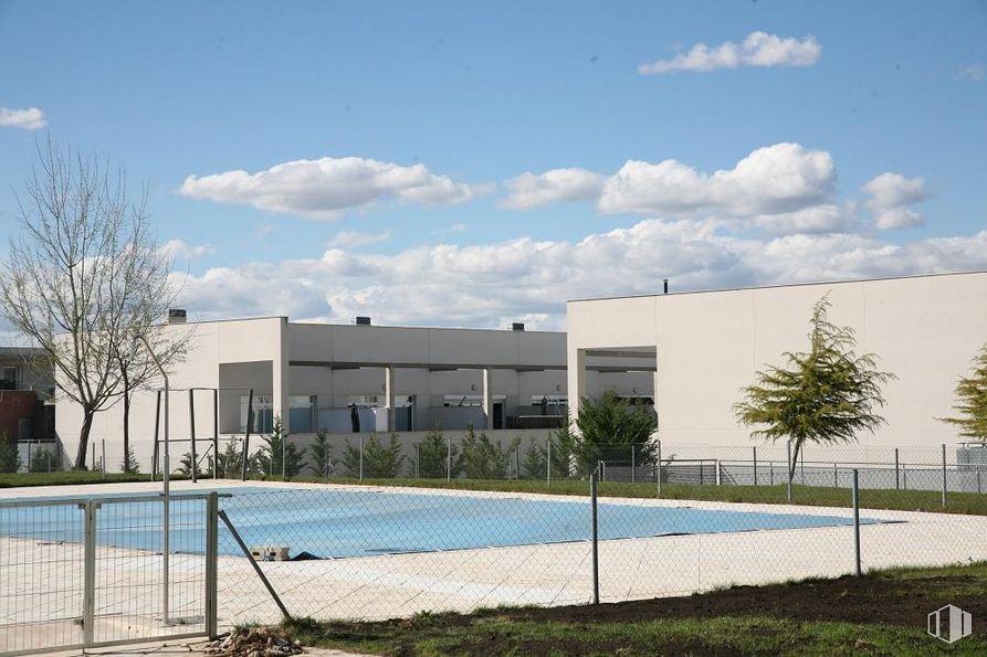 Oficina en alquiler y venta en Calle Vereda Carpetana, Loeches, Madrid, 28890 con nube, cielo, planta, edificio, árbol, lote de terreno, diseño urbano, zona residencial, hierba y inmobiliario alrededor