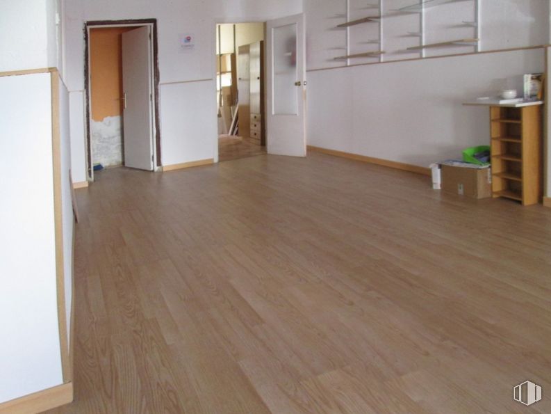 Retail for sale & for rent at Travesía Curas, Torrejón de Ardoz, Madrid, 28850 with fixture, wood, flooring, wood stain, floor, building material, laminate flooring, beige, plank and paint around