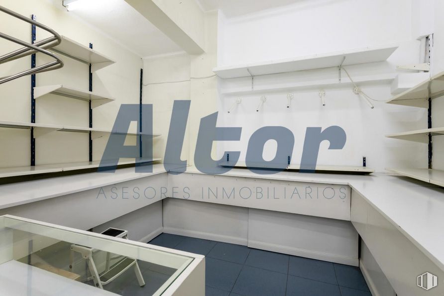 Local en venta en Zona Avenida San Luís, Hortaleza, Madrid, 28033 con estantería, edificio, interiorismo, suelos, suelo, accesorio, propiedad material, rectángulo, condominio y fachada alrededor