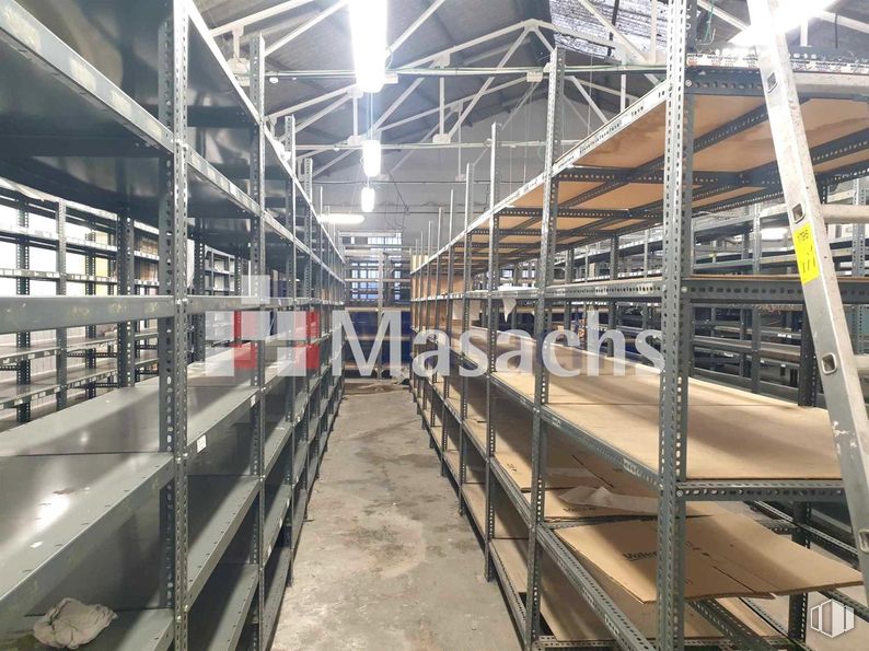 Retail for sale at Zona metropolitana, Coslada, Madrid, 28020 with shelving, warehouse, inventory, shelf, building material, steel, beam, factory and aluminium around