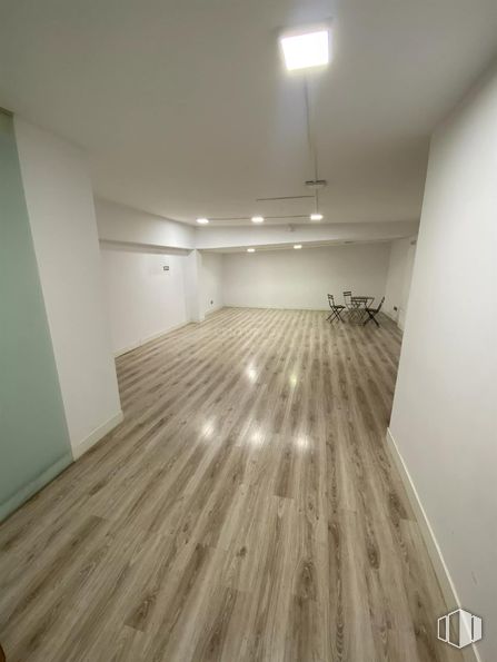 Local en alquiler en Avenida Isabel De Farnesio, Boadilla del Monte, Madrid, 28660 con lámpara, alumbrado, edificio, madera, hall, suelos, ventana, suelo, suelo laminado y madera dura alrededor