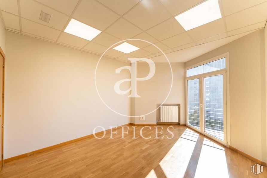 Oficina en venta en Paseo Castellana, Tetuán, Madrid, 28046 con persiana de la ventana, edificio, ventana, accesorio, pasillo, madera, suelo, tinte para madera, piso y sombra alrededor