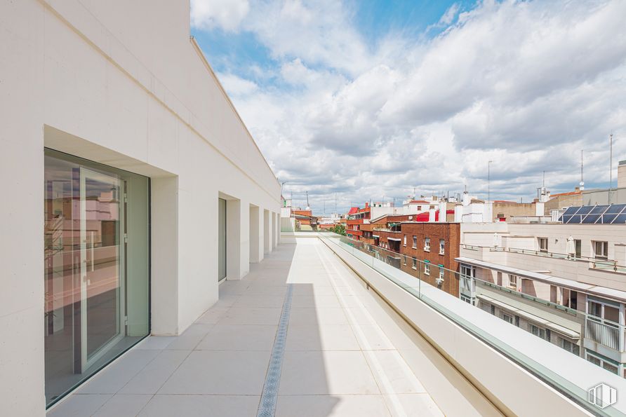 Oficina en alquiler en Calle Vizcaya, 12, Arganzuela, Madrid, 28045 con puerta, nube, cielo, edificio, casa, diseño urbano, fachada, ciudad, superficie de la carretera y edificio comercial alrededor