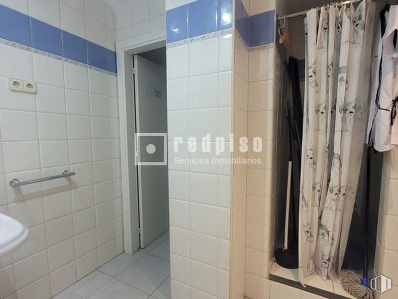 Local en alquiler en Calle Porto Lagos, Alcorcón, Madrid, 28924 con accesorio, cuarto de baño, suelo, suelos, material compuesto, vidrio, edificio, techo, casa y suelo de baldosas alrededor