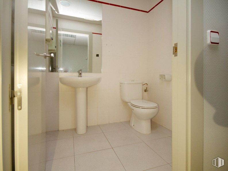 Retail for sale at Calle Carmen, Valdemoro, Madrid, 28340 with toilet, sink, mirror, plumbing fixture, building, bathroom, purple, fixture, toilet seat and tap around