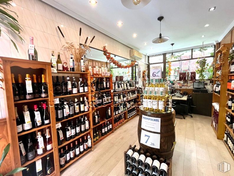 Local en alquiler en Zona Alameda de Osuna, Barajas, Madrid, 28042 con alumbrado, estante, edificio, estantería, cliente, botella, venta al por menor, publicación, tienda y beber alrededor