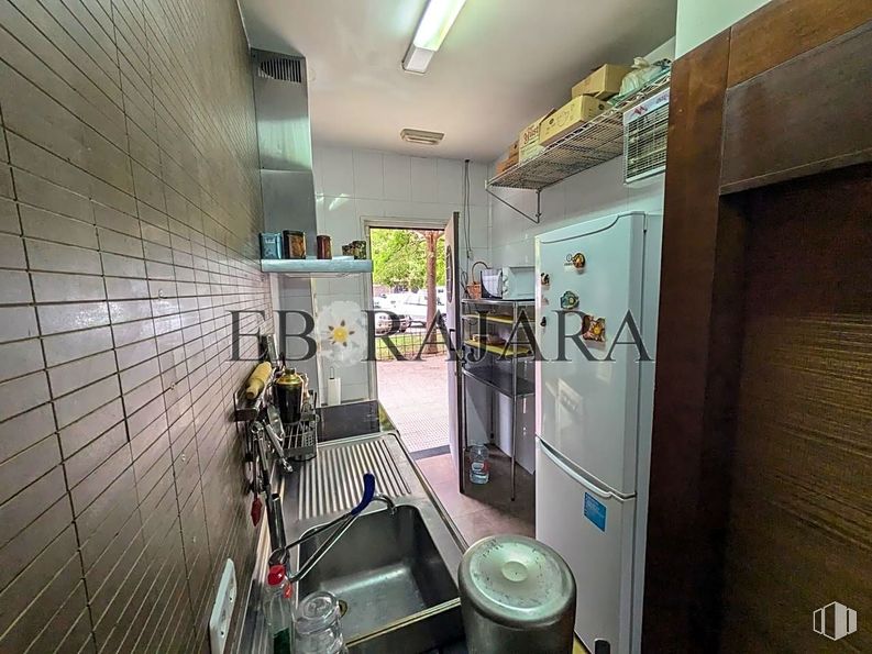 Retail for rent at Calle Rubens, Talavera de la Reina, Toledo, 45600 with refrigerator, sink, building, interior design, flooring, floor, ceiling, house, room and glass around