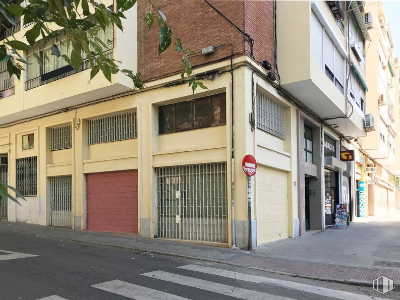 Retail for sale & for rent at Calle Ribadavia, 5, Fuencarral - El Pardo, Madrid, 28029 with window, building, daytime, road surface, urban design, fixture, neighbourhood, residential area, tree and asphalt around