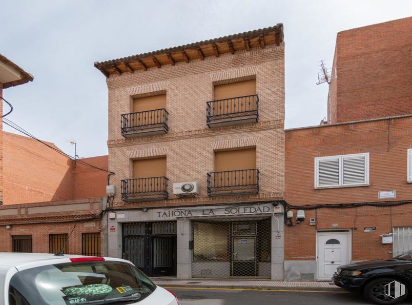 Retail for sale at Calle Nuestra Señora Soledad, Fuensalida, Toledo, 45510 with wheel, window, car, land vehicle, building, automotive parking light, vehicle, tire, sky and neighbourhood around