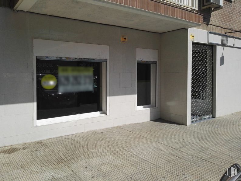 Retail for sale at Calle Honduras, 4, Coslada, Madrid, 28820 with floor, building, shade, flooring, wall, rectangle, composite material, gas, facade and wood around