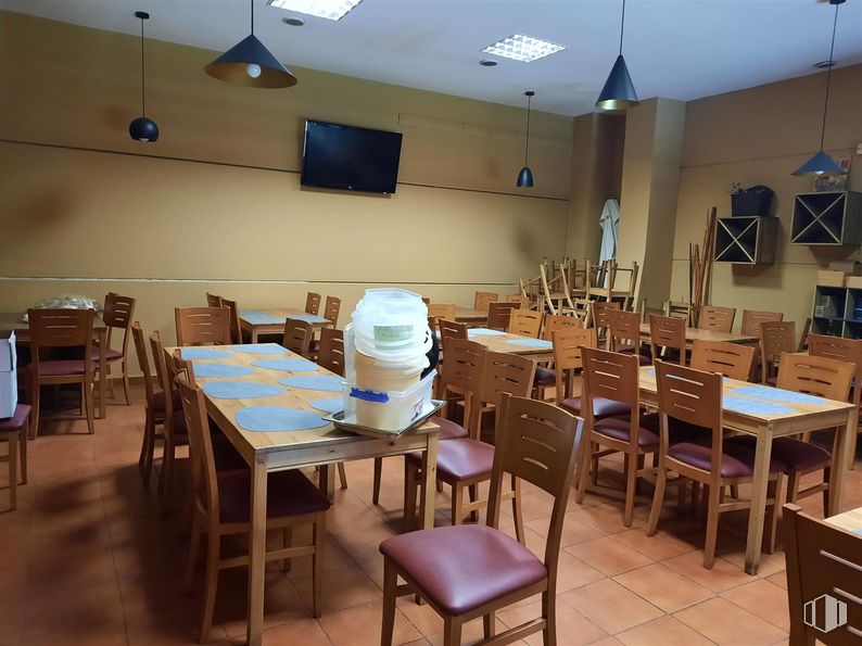 Local en alquiler en Zona Európolis, Las Rozas de Madrid, Madrid, 28230 con silla, televisión, mesa de cocina y comedor, lámpara, alumbrado, mueble, mesa, madera, suelos y madera dura alrededor