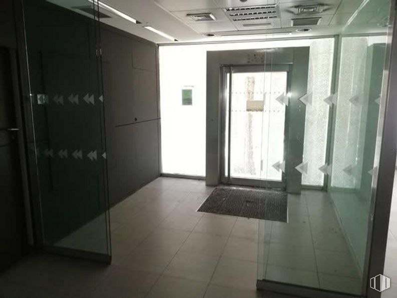 Retail for sale & for rent at Centro, Manzanares el Real, Madrid, 28410 with door, fixture, interior design, floor, flooring, ceiling, hall, glass, building and wood around