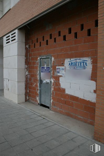 Retail for sale & for rent at Avenida Bulevar Clara Campoamor, Guadalajara, 19005 with brickwork, road surface, brick, fixture, door, building, gas, building material, asphalt and facade around