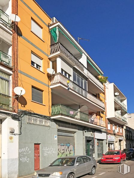 Industrial for sale at Calle Nájera, 11, Carabanchel, Madrid, 28025 with car, window, building, tire, automotive parking light, wheel, land vehicle, property, vehicle and sky around