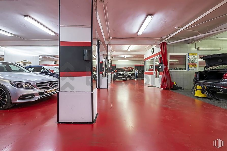 Retail for sale at Calle López Mezquía, 9, Carabanchel, Madrid, 28019 with car, wheel, tire, lighting, light fixture, automotive parking light, vehicle, automotive lighting, automotive tire and motor vehicle around