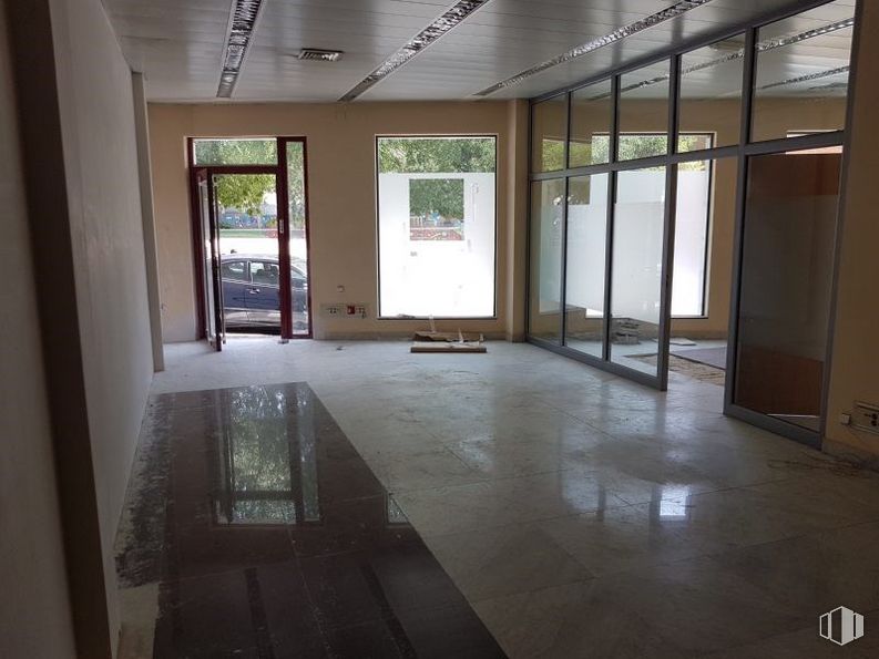 Retail for sale & for rent at Zona Santa Ana, Cuenca, 16003 with window, table, fixture, interior design, wood, hall, flooring, floor, wall and building around