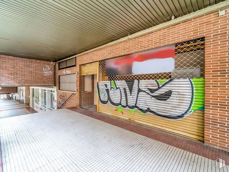 Retail for sale at Calle León Felipe, Guadalajara, 19004 with property, brick, wood, art, brickwork, flooring, building, graffiti, facade and urban design around