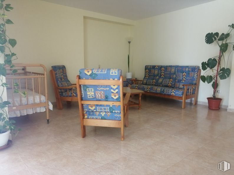 Retail for sale at Labajos, Labajos, Segovia, 40146 with couch, infant bed, houseplant, blue, plant, floor, paint, wall, building and flooring around