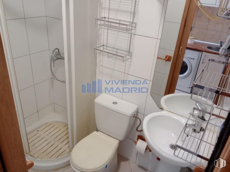 Retail for sale & for rent at Calle Fernán Caballero, Carabanchel, Madrid, 28019 with toilet, sink, washing machine, plumbing fixture, toilet seat, bathroom, purple, interior design, fixture and tap around