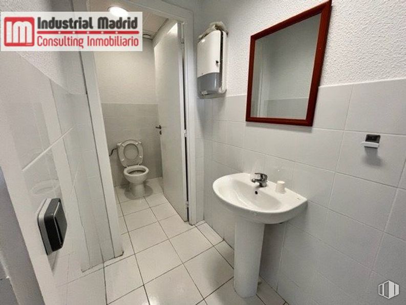 Nave en venta en Polígono Industrial San Fernando, San Fernando de Henares, Madrid, 28830 con fregadero, espejo, inodoro, alumbrado, grifo, accesorio de fontanería, lavabo de baño, propiedad, baño y edificio alrededor