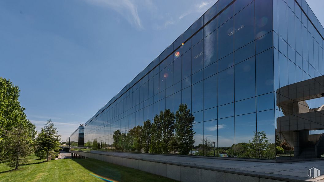 Oficina en alquiler en Paseo Club Deportivo, 1, Pozuelo de Alarcón, Madrid, 28223 con edificio, cielo, planta, nube, árbol, diseño urbano, casa, bienes raíces, ciudad y fachada alrededor