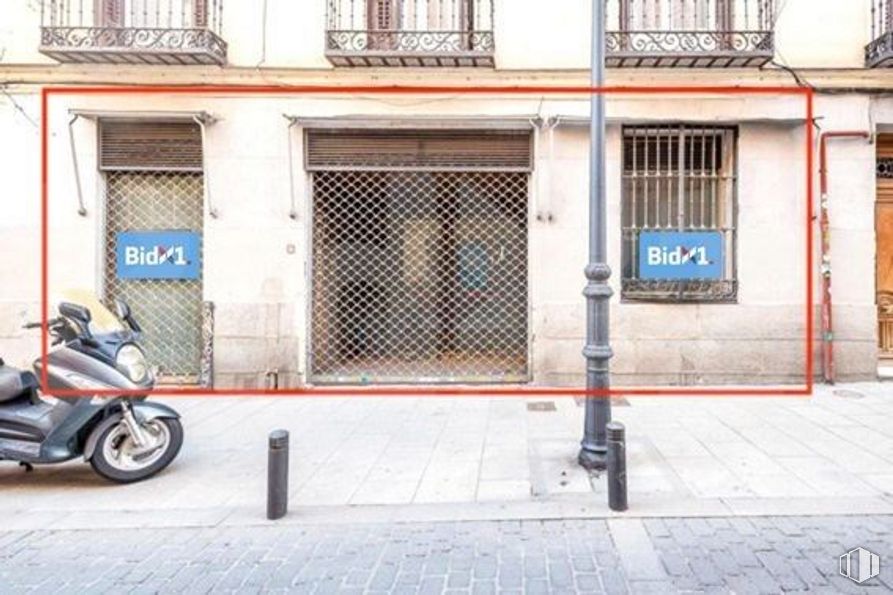 Local en alquiler y venta en Zona Centro, Centro, Madrid, 28004 con motocicleta, rueda, edificio, neumático, neumático automotriz, iluminación automotriz, vehículo, superficie de la carretera, vehículo de motor y guardabarros alrededor