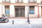 Retail for sale & for rent at Zona Centro, Centro, Madrid, 28004 with motorcycle, wheel, building, tire, automotive tire, automotive lighting, vehicle, road surface, motor vehicle and fender around