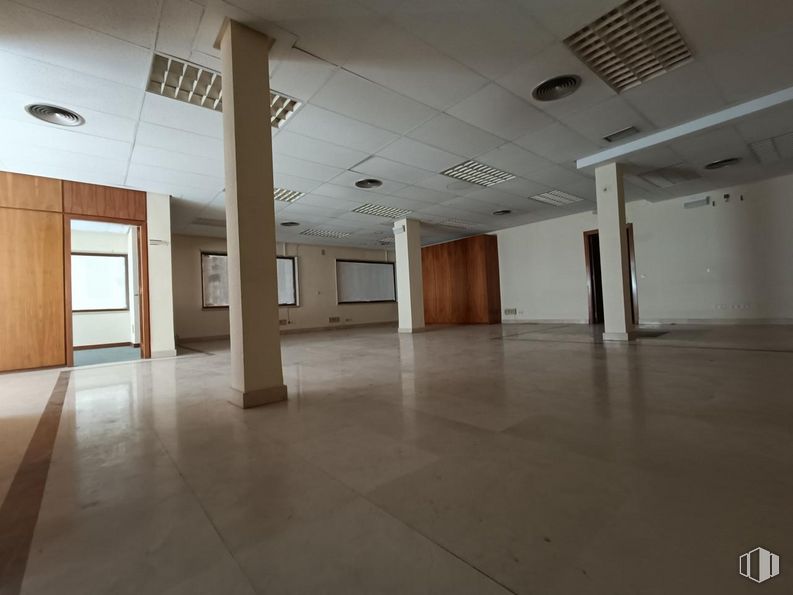 Retail for sale at Calle Manzanilla, La Puebla de Montalbán, Toledo, 45516 with fixture, flooring, hall, floor, composite material, ceiling, event, space, glass and tints and shades around