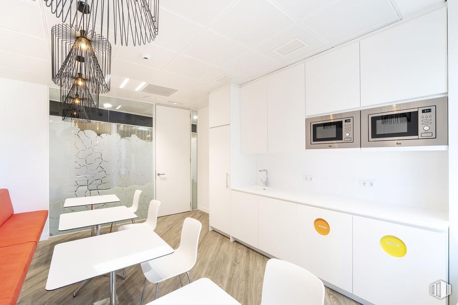 Oficina en alquiler en Paseo Castellana, 79, Tetuán, Madrid, 28046 con silla, horno microondas, horno, aparato de cocina, puerta, mueble, propiedad, mesa, interiorismo y edificio alrededor