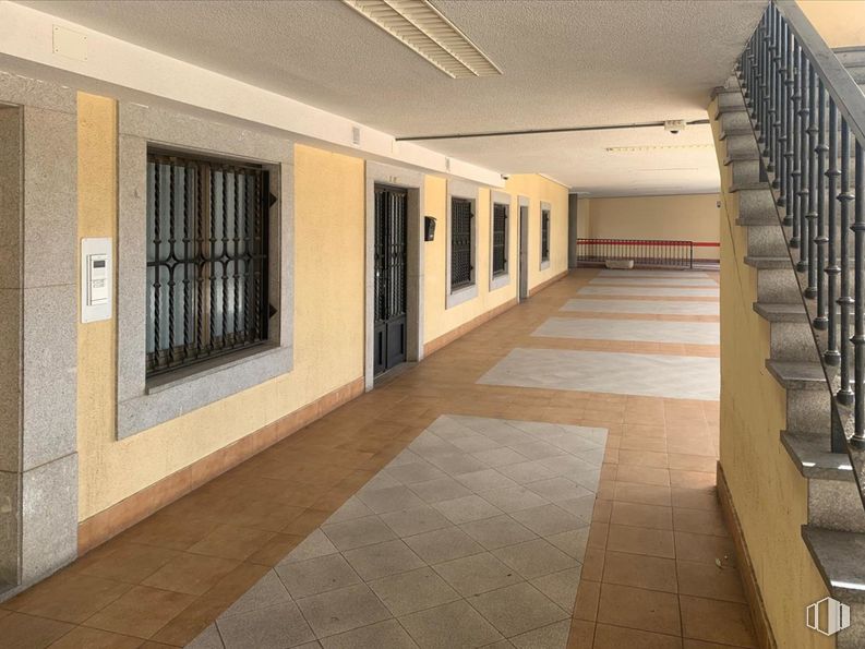 Local en venta en Paseo Santo Tomás, Ávila, 05003 con ventana, madera, suelos, suelo, hall, accesorio, edificio, inmobiliario, sombra y fachada alrededor