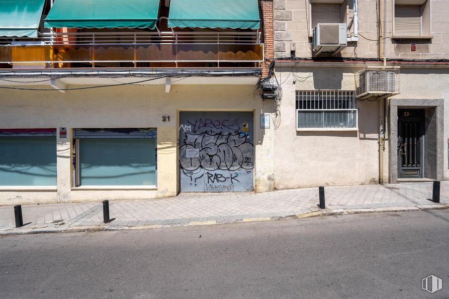 Local en venta en Calle Vereda del Carmen, 21, Ciudad Lineal, Madrid, 28017 con ventana, puerta, madera, edificio, fachada, tintes y matices, carretera, ciudad, accesorio y hormigón alrededor