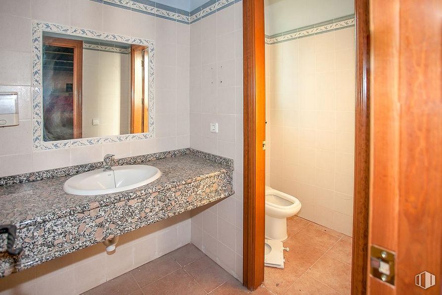 Nave en venta en Calle Olivar Grande, Guadamur, Toledo, 45160 con fregadero, inodoro, espejo, grifo, accesorios de fontanería, lavabo, ebanistería, cuarto de baño, edificio y madera alrededor