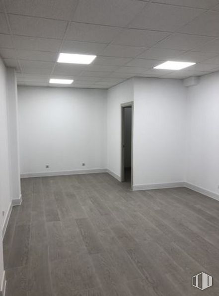 Oficina en alquiler en Calle Parque Vosa, 11, Móstoles, Madrid, 28933 con madera, accesorio, piso, suelo, edificio, madera dura, exterior automotriz, suelo laminado, entrada y tinte para madera alrededor