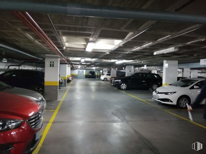 Oficina en venta en Edificio Inbisa, Avenida Pirineos, 7, San Sebastián de los Reyes, Madrid, 28700 con coche, rueda, persona, luz de estacionamiento automotriz, neumático, vehículo terrestre, vehículo, vehículo de motor, diseño automotriz, iluminación automotriz y neumático de automoción alrededor