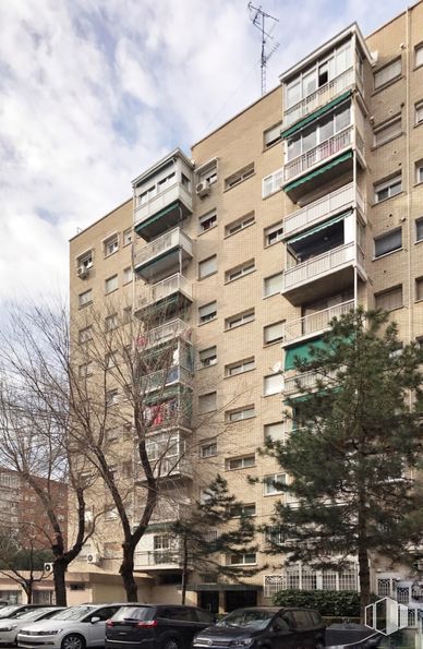 Local en alquiler y venta en Plaza San Juan de Covas, 16, Alcorcón, Madrid, 28925 con edificio, coche, ventana, nube, cielo, neumático, rueda, árbol, bloque de torre y diseño urbano alrededor