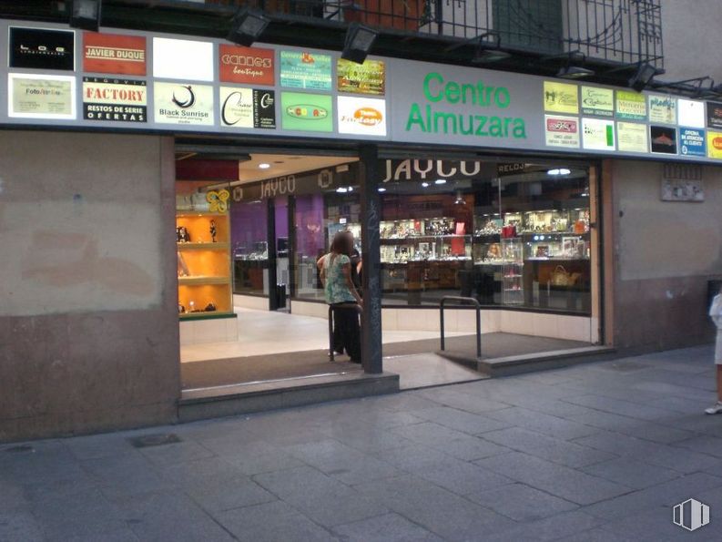 Retail for sale & for rent at Zona centro, Segovia, 40001 with person, clothing, shorts, building, retail, city, facade, door, street and sidewalk around