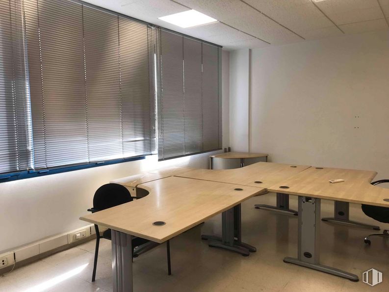 Oficina en alquiler en Zona empresarial, Alcobendas, Madrid, 28100 con persiana de la ventana, ventana, escritorio, lámpara, silla, mesa, mueble, madera, interiorismo y accesorio alrededor