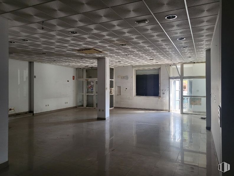 Retail for sale at Calle Felipe II, Parla, Madrid, 28980 with door, window, flooring, floor, ceiling, hall, tile flooring, glass, silver and light fixture around