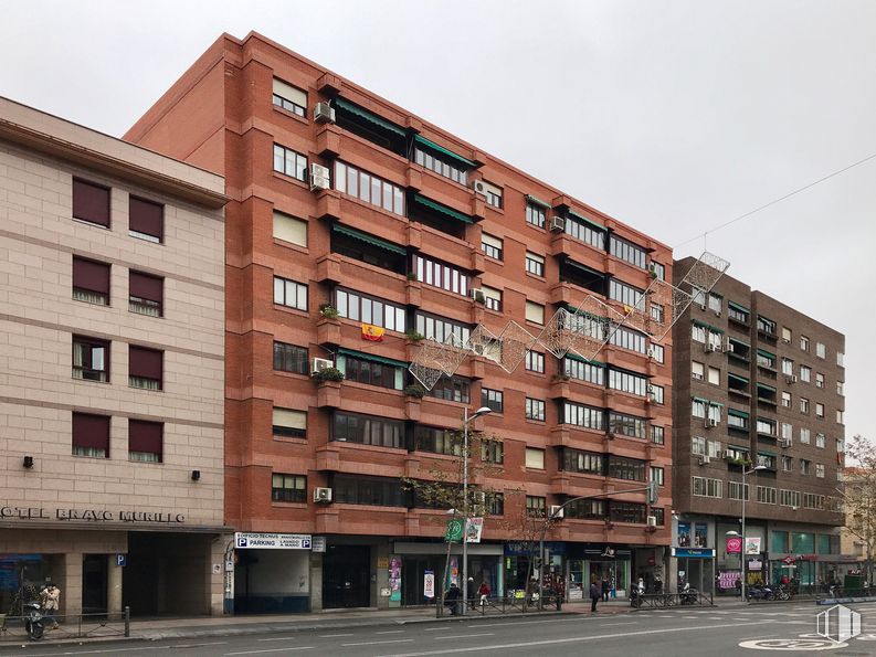 Retail for rent at Calle Bravo Murillo, 174, Tetuán, Madrid, 28020 with building, daytime, window, urban area, city, apartment, road surface, town, neighbourhood and facade around