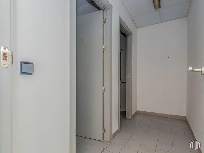 Nave en venta en Avenida Camino de lo Cortao, 6, San Sebastián de los Reyes, Madrid, 28700 con puerta, accesorio, asa, gas, suelos, aluminio, techo, máquina, madera y edificio alrededor