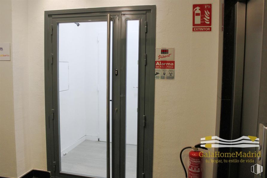 Oficina en alquiler en Calle María Tubau, Fuencarral - El Pardo, Madrid, 28050 con puerta, accesorio, asa, gas, exterior del automóvil, cableado eléctrico, edificio, puerta de casa, casa y aluminio alrededor