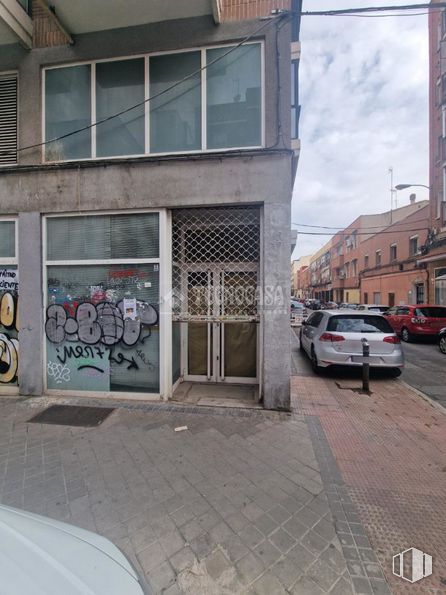 Local en venta en Zona Vista Alegre, Carabanchel, Madrid, 28025 con coche, ventana, vehículo, nube, rueda, cielo, edificio, infraestructura, asfalto y barrio alrededor