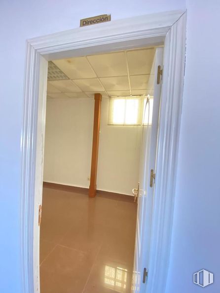 Nave en venta en Avenida Castilla la Mancha, Alameda de la Sagra, Toledo, 45240 con ventana, accesorio, madera, pintura, interiorismo, sombra, suelo, suelos, madera dura y puerta alrededor