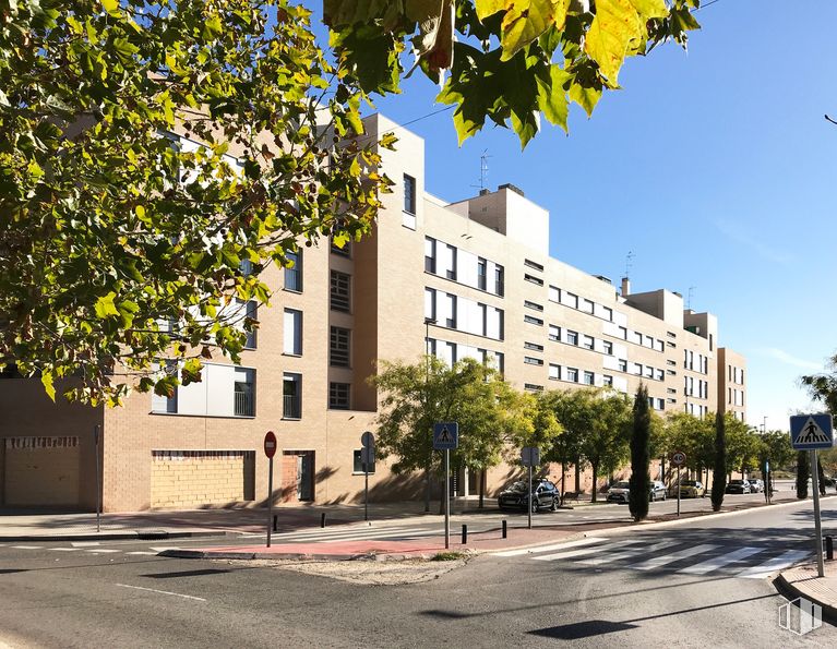 Local en venta en Avenida Claudio Coello, 1, Torrejón de Ardoz, Madrid, 28850 con edificio, cielo, día, ventana, planta, árbol, arquitectura, luz solar, amarillo y diseño urbano alrededor