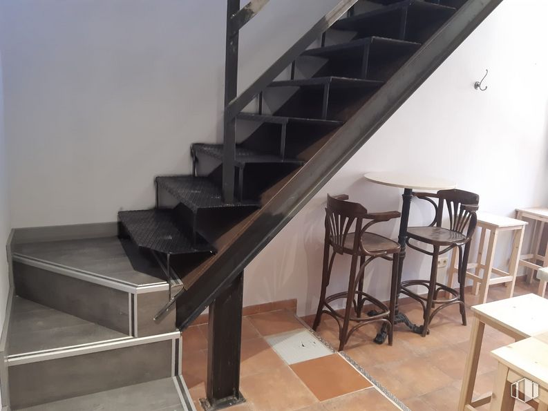 Retail for sale & for rent at Calle Mesones, 11, Robledo de Chavela, Madrid, 28294 with chair, furniture, wood, stairs, building, flooring, floor, wall, hardwood and wood stain around