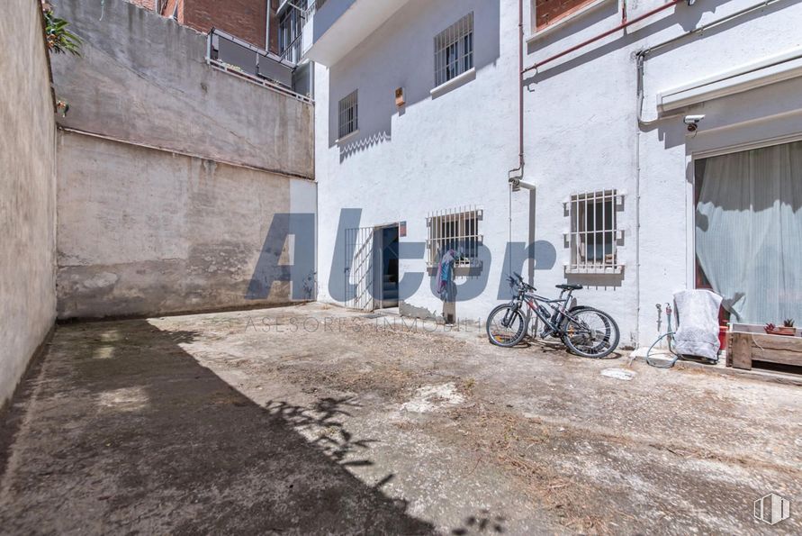 Local en venta en Calle Centenera, Ciudad Lineal, Madrid, 28017 con ventana, bicicleta, neumático, rueda, rueda de bicicleta, edificio, puerta, vehículo, casa y fachada alrededor