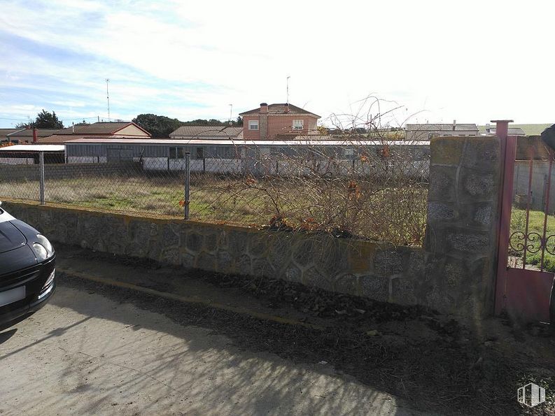 Industrial for sale at Nave Blascosancho, Blascosancho, Ávila, 05290 with car, sky, cloud, building, hood, automotive lighting, grille, vehicle, road surface and rolling around